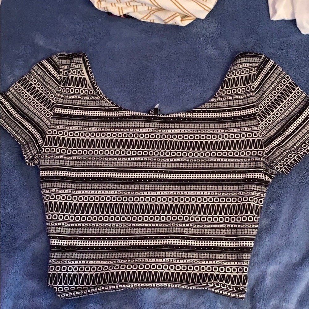 Cropped Fitted Geometric Pattern Top